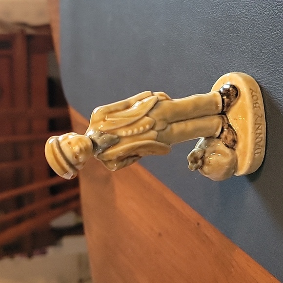 Danny Boy Porcelain Figurine in Beige - Picture 3 of 4